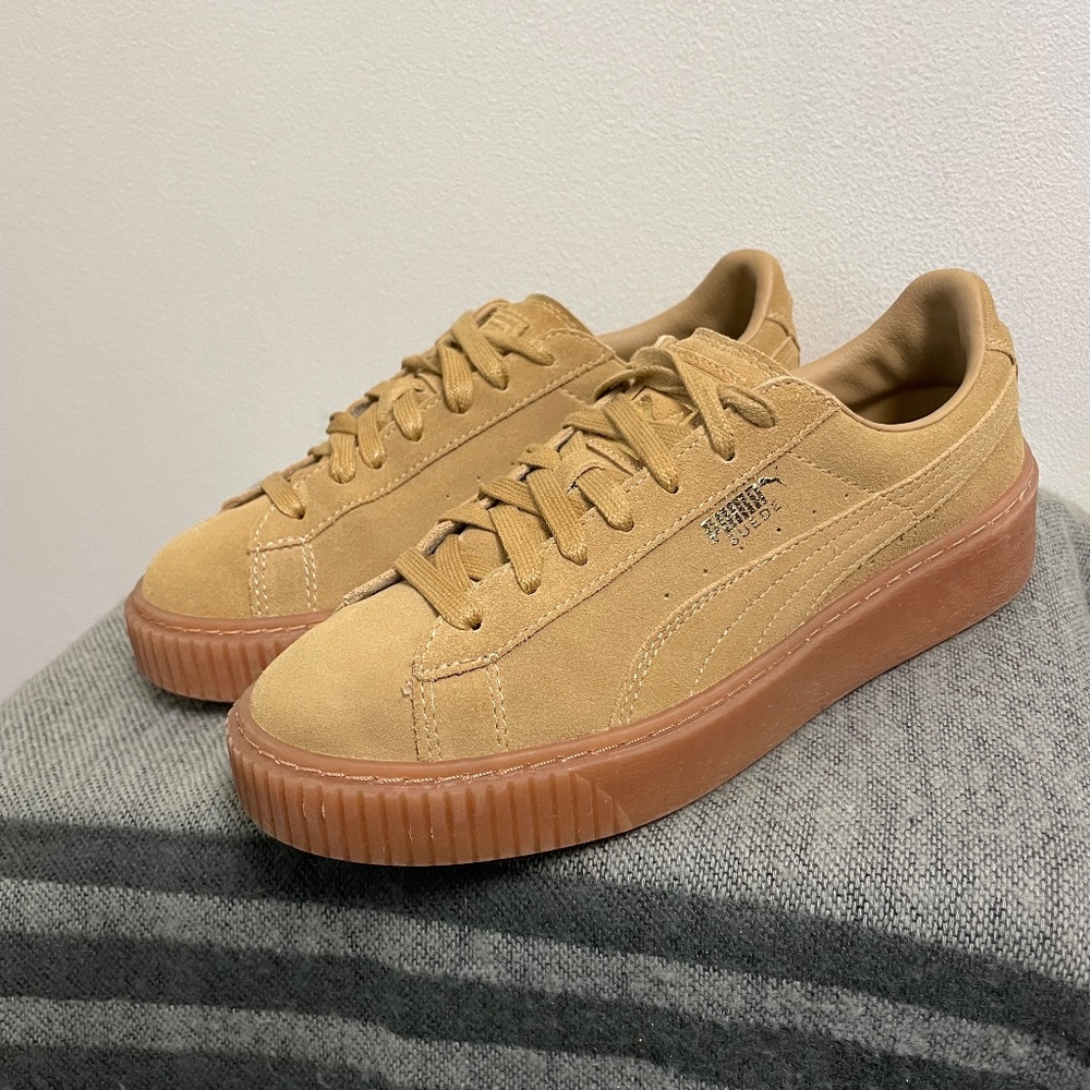 PUMA Women's Suede Low Top Platform Core Fashion  tan size 8.5